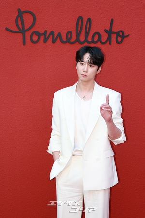 【フォト】イ・ジュンヨン「ジェントルなホワイト・ファッション」