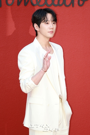 【フォト】イ・ジュンヨン「ジェントルなホワイト・ファッション」