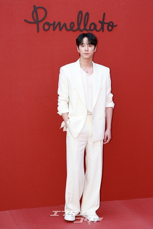 【フォト】イ・ジュンヨン「ジェントルなホワイト・ファッション」