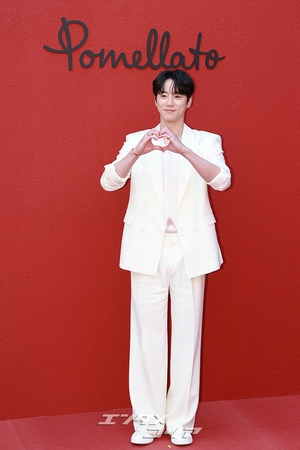 【フォト】イ・ジュンヨン「ジェントルなホワイト・ファッション」
