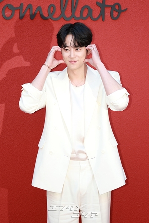 【フォト】イ・ジュンヨン「ジェントルなホワイト・ファッション」