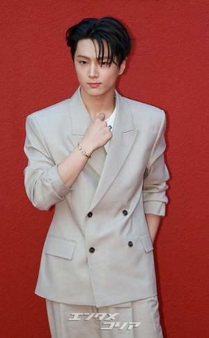 【フォト】ENHYPENジェイ「セクシーなまなざし」