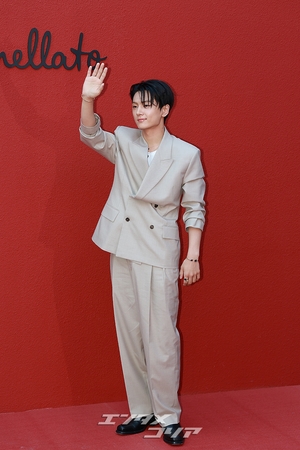 【フォト】ENHYPENジェイ「セクシーなまなざし」