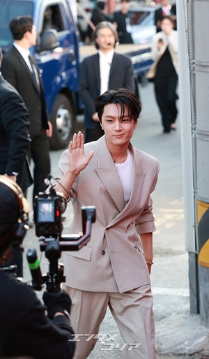 【フォト】ENHYPENジェイ「セクシーなまなざし」