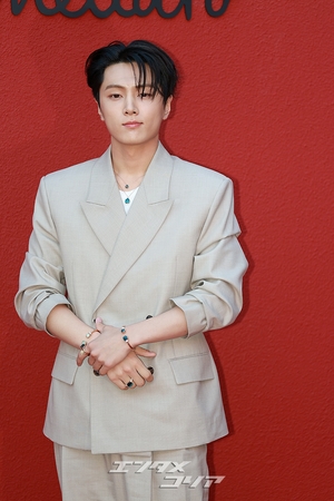 【フォト】ENHYPENジェイ「セクシーなまなざし」