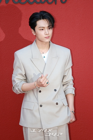 【フォト】ENHYPENジェイ「セクシーなまなざし」