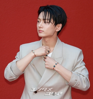 【フォト】ENHYPENジェイ「セクシーなまなざし」