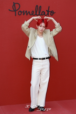 【フォト】ENHYPENヒスン「視線クギ付けの真っ赤なヘア」