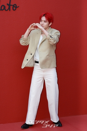 【フォト】ENHYPENヒスン「視線クギ付けの真っ赤なヘア」