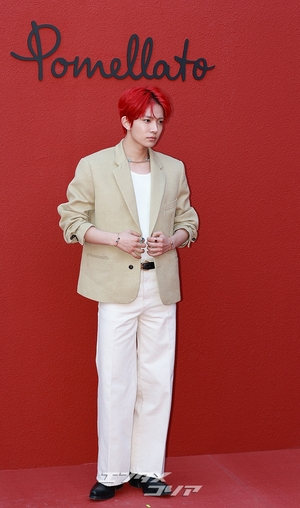 【フォト】ENHYPENヒスン「視線クギ付けの真っ赤なヘア」