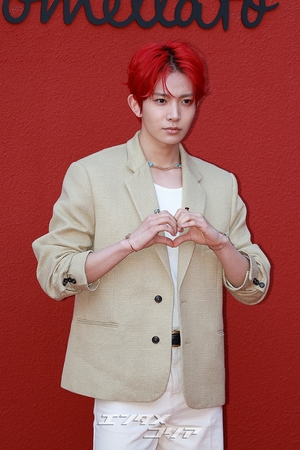 【フォト】ENHYPENヒスン「視線クギ付けの真っ赤なヘア」