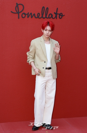 【フォト】ENHYPENヒスン「視線クギ付けの真っ赤なヘア」