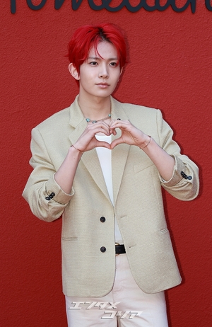 【フォト】ENHYPENヒスン「視線クギ付けの真っ赤なヘア」