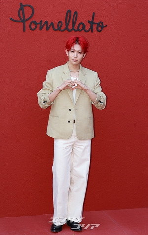 【フォト】ENHYPENヒスン「視線クギ付けの真っ赤なヘア」