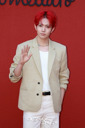 【フォト】ENHYPENヒスン「視線クギ付けの真っ赤なヘア」