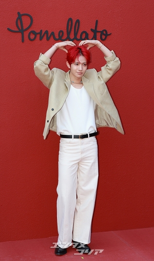 【フォト】ENHYPENヒスン「視線クギ付けの真っ赤なヘア」