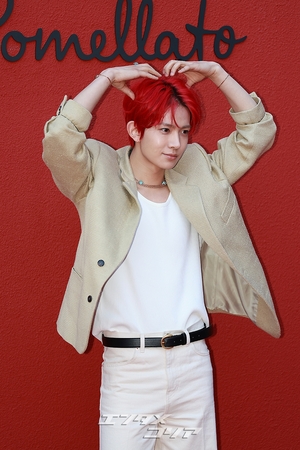 【フォト】ENHYPENヒスン「視線クギ付けの真っ赤なヘア」