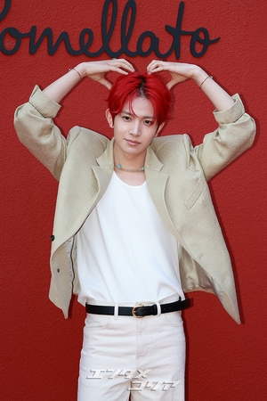 【フォト】ENHYPENヒスン「視線クギ付けの真っ赤なヘア」