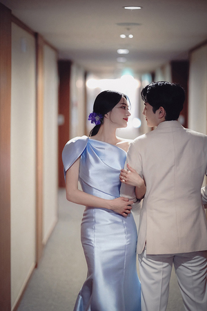 【フォト】チェ・ヨンチョン、映画顔負けのウエディング写真…お相手は判事