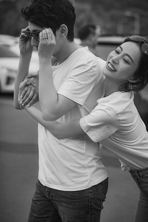 【フォト】チェ・ヨンチョン、映画顔負けのウエディング写真…お相手は判事