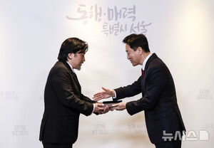 【フォト】ソウル市広報大使の委嘱を受けたエドワード・リー