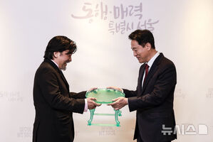 【フォト】ソウル市広報大使の委嘱を受けたエドワード・リー