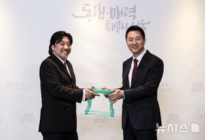 【フォト】ソウル市広報大使の委嘱を受けたエドワード・リー