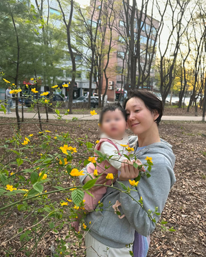 イ・ユヨン、こどもの日に合わせて娘との2ショット公開…ふっくらしたほおがキュート