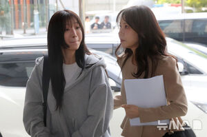 【フォト】告訴人調査のため江南警察署に出頭した大食い系ユーチューバーtzuyangさん