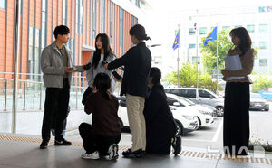 【フォト】告訴人調査のため江南警察署に出頭した大食い系ユーチューバーtzuyangさん