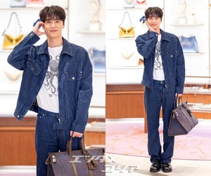 【フォト】「デニム・オン・デニム」スタイルのイ・ジュニョン、さわやかなほほ笑み