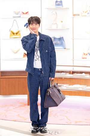 【フォト】「デニム・オン・デニム」スタイルのイ・ジュニョン、さわやかなほほ笑み
