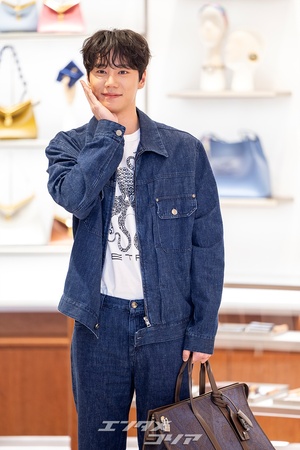 【フォト】「デニム・オン・デニム」スタイルのイ・ジュニョン、さわやかなほほ笑み