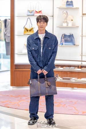 【フォト】「デニム・オン・デニム」スタイルのイ・ジュニョン、さわやかなほほ笑み