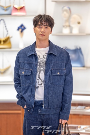 【フォト】「デニム・オン・デニム」スタイルのイ・ジュニョン、さわやかなほほ笑み