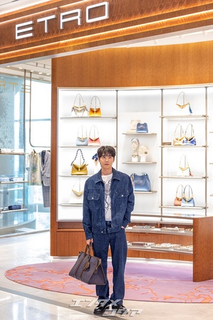 【フォト】「デニム・オン・デニム」スタイルのイ・ジュニョン、さわやかなほほ笑み