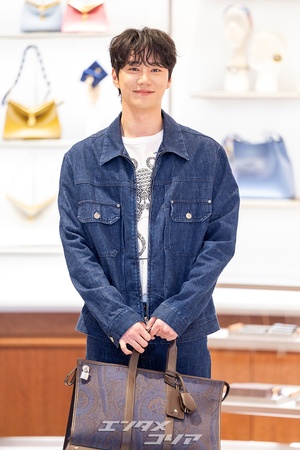 【フォト】「デニム・オン・デニム」スタイルのイ・ジュニョン、さわやかなほほ笑み