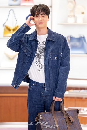 【フォト】「デニム・オン・デニム」スタイルのイ・ジュニョン、さわやかなほほ笑み