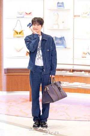 【フォト】「デニム・オン・デニム」スタイルのイ・ジュニョン、さわやかなほほ笑み