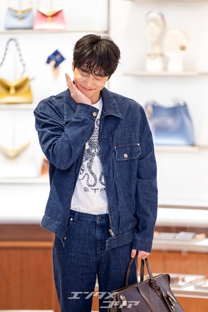 【フォト】「デニム・オン・デニム」スタイルのイ・ジュニョン、さわやかなほほ笑み