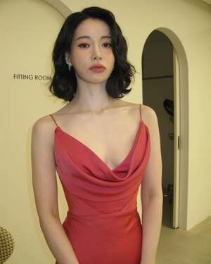 百想芸術大賞に出席したイム・ジヨン、魅惑的なドレス姿で美しさアピール