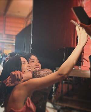 チョン・ヨビン、キム・テリを抱きしめ明るい笑顔…驚きの親交