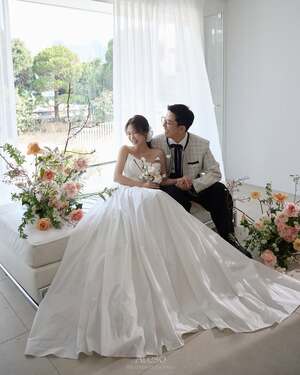 【フォト】キム・ジュノ＆キム・ジミン「さすがお笑いカップル」ユーモラスなウエディング写真公開