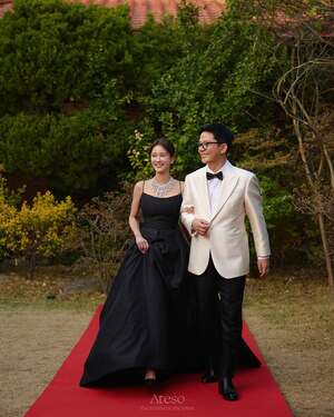 【フォト】キム・ジュノ＆キム・ジミン「さすがお笑いカップル」ユーモラスなウエディング写真公開