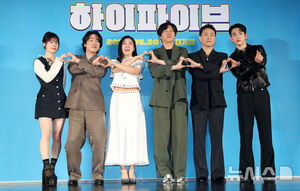 【フォト】ポーズを取る『ハイファイブ』のキャストたち