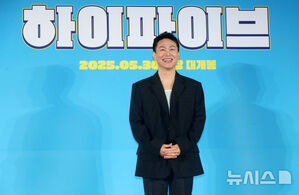 【フォト】ポーズを取る『ハイファイブ』のキャストたち