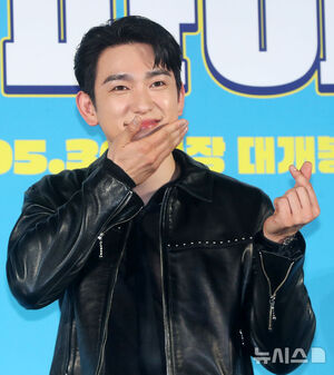 【フォト】ポーズを取る『ハイファイブ』のキャストたち