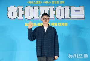 【フォト】ポーズを取る『ハイファイブ』のキャストたち