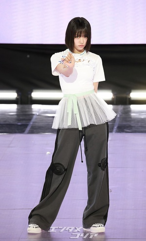 【フォト】シックなポーズを取るMEOVVスイン