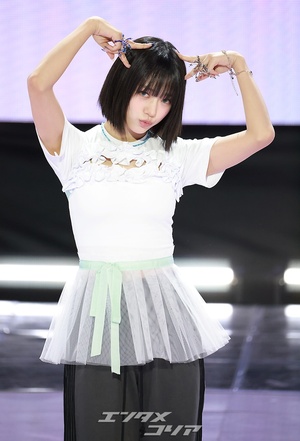 【フォト】シックなポーズを取るMEOVVスイン